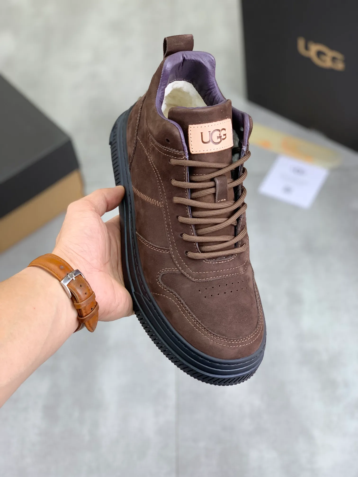 Men's Men's Shoes P620 [New Style] 💰 🆘 "Real Wool" [UGG] 👉 Popular men's shoes official website synchronization 🔰 Genuine quality [proud] is not comparable to the imitations in the general market 🌀 The upper is imported Italian frosted cowhide, and the lining: foot pad 🅰️ grade 🐑 real wool 👻 Only Grade A can show the effect The hand feels smooth and delicate 🔱The shoe shape is grand, only genuine factories can achieve it 🎄The perfect toughness of the original outsole 👻⬛️ allows customers to bid farewell to one-time consumption. Real wool lining, super warm. 3️⃣Colors available Sizes: 38-44